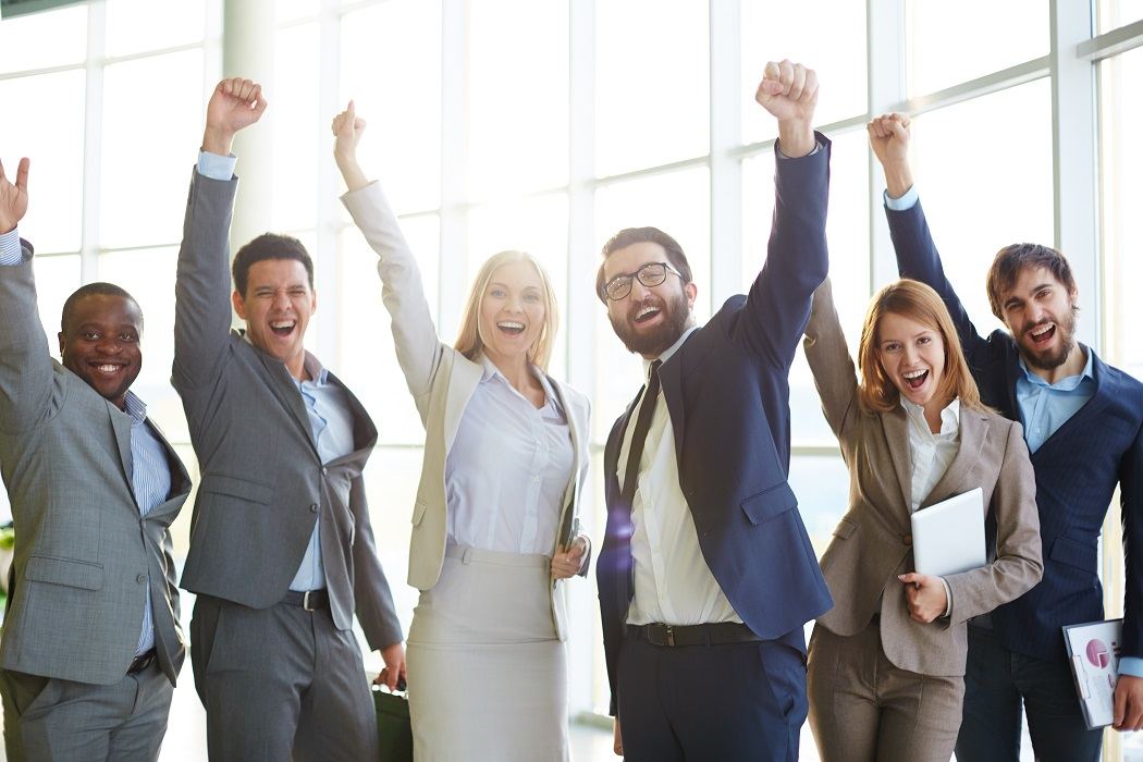 Equipo de trabajo celebrando un logro