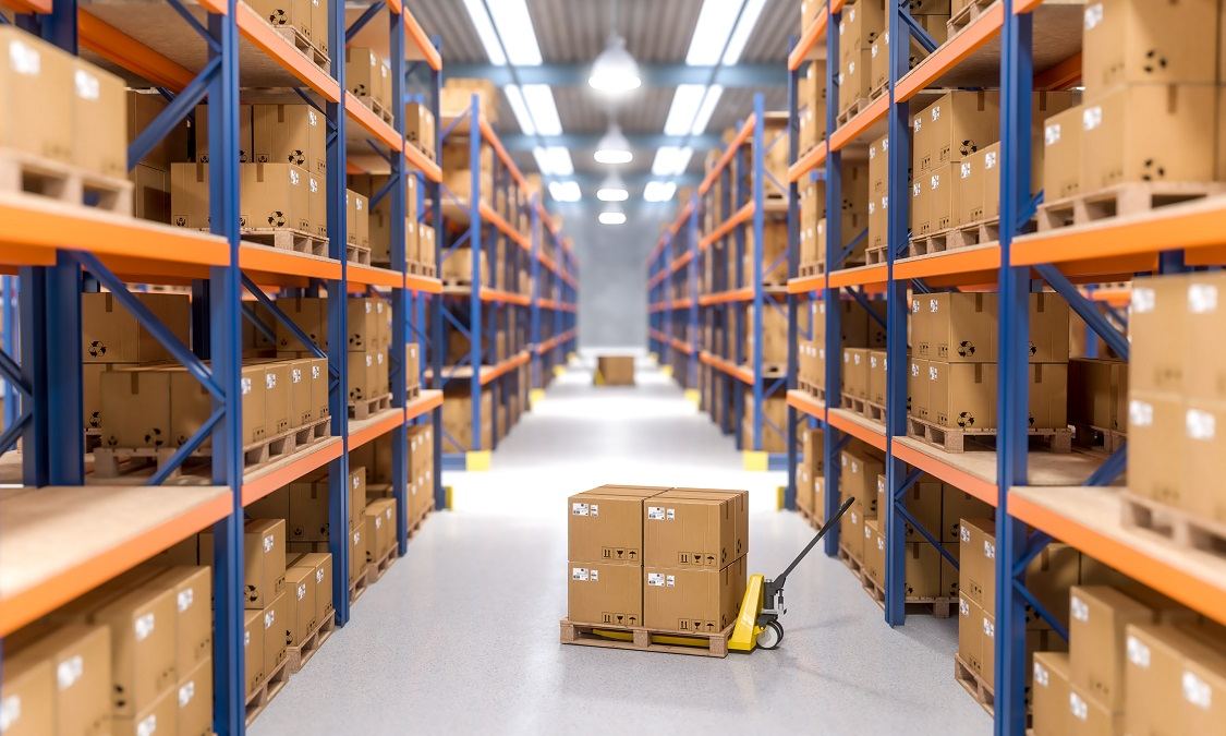 Pasillo del centro de distribución con estanterías y tarimas