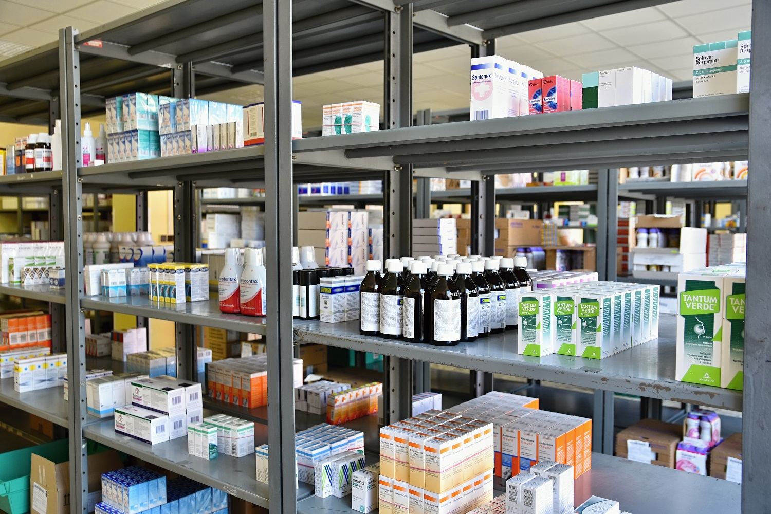 Estanterías con medicamentos e insumos en el almacén de KHEDIFARMA